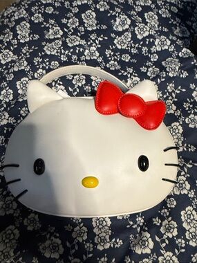 Hello Kitty White Face Handbag with Red Bow